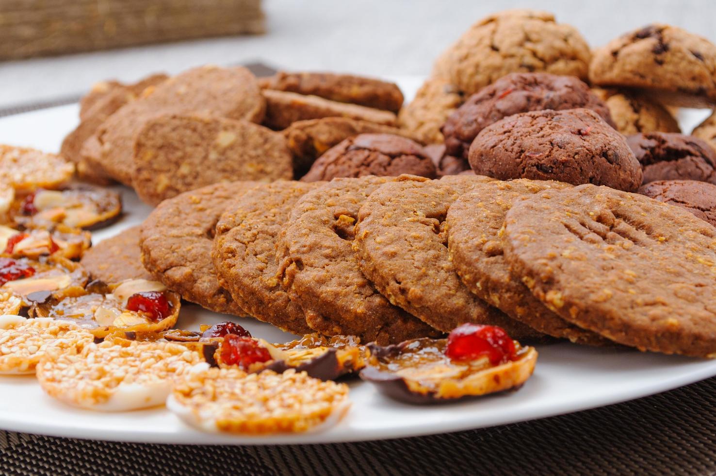 muchos tipos diferentes de galletas yacen en un plato foto