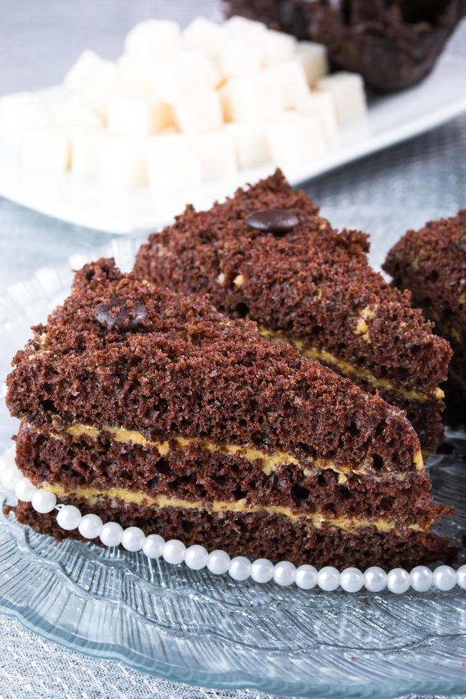 pastel de chocolate en un plato de vidrio foto