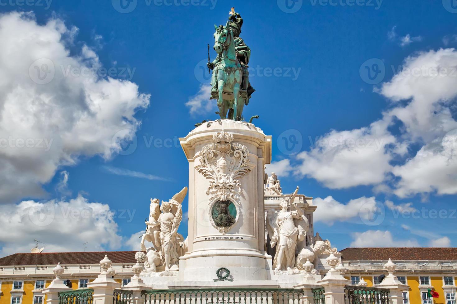 famosa plaza de comercio praca do comercio en lisboa frente al río tajo foto