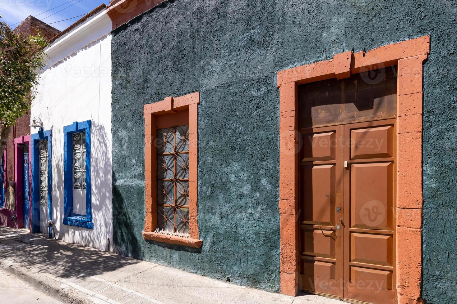 mexico, atractivos turisticos y calles coloridas y casas coloniales en el centro historico de leon foto