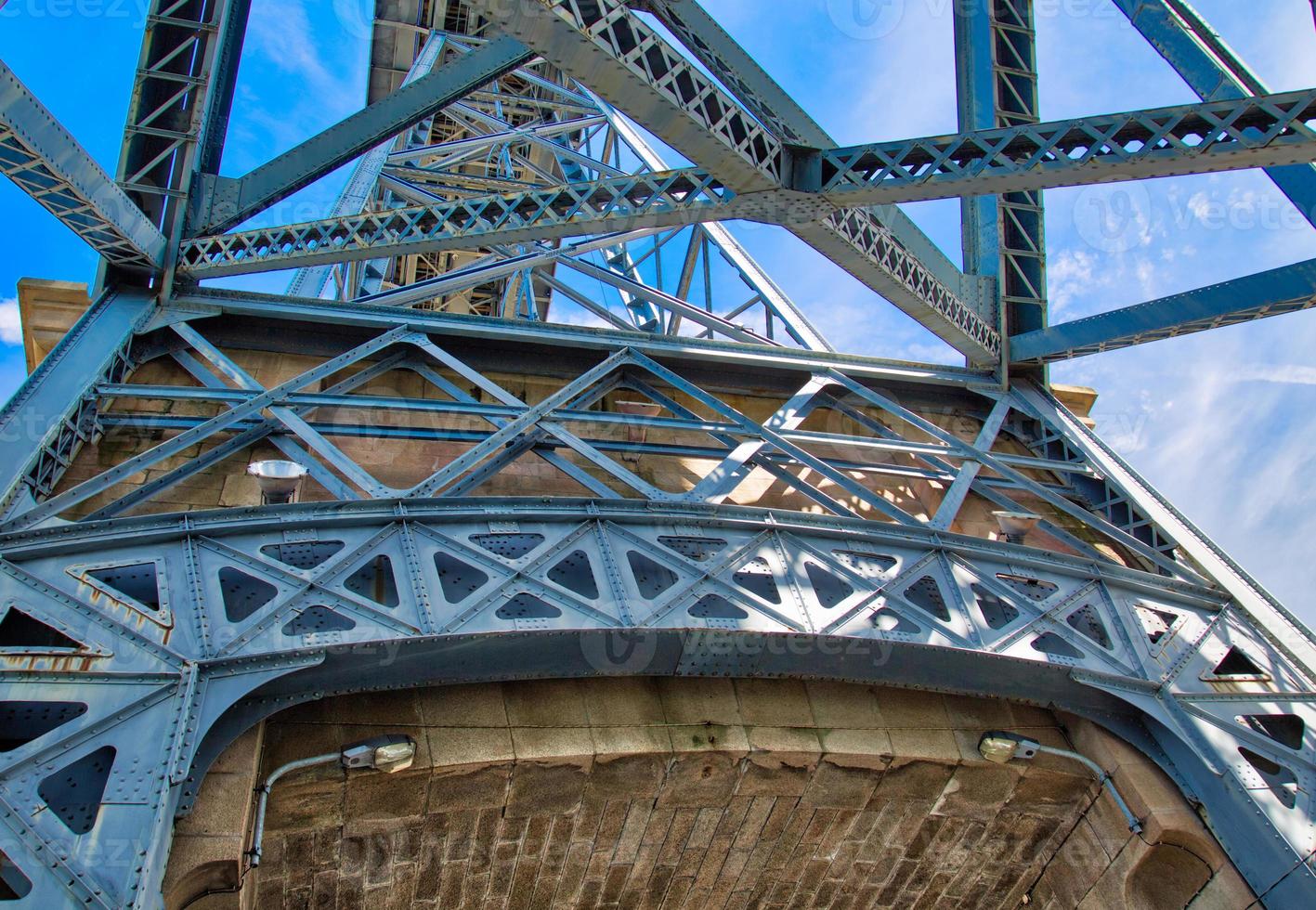 hito puente dom luis en oporto, portugal foto