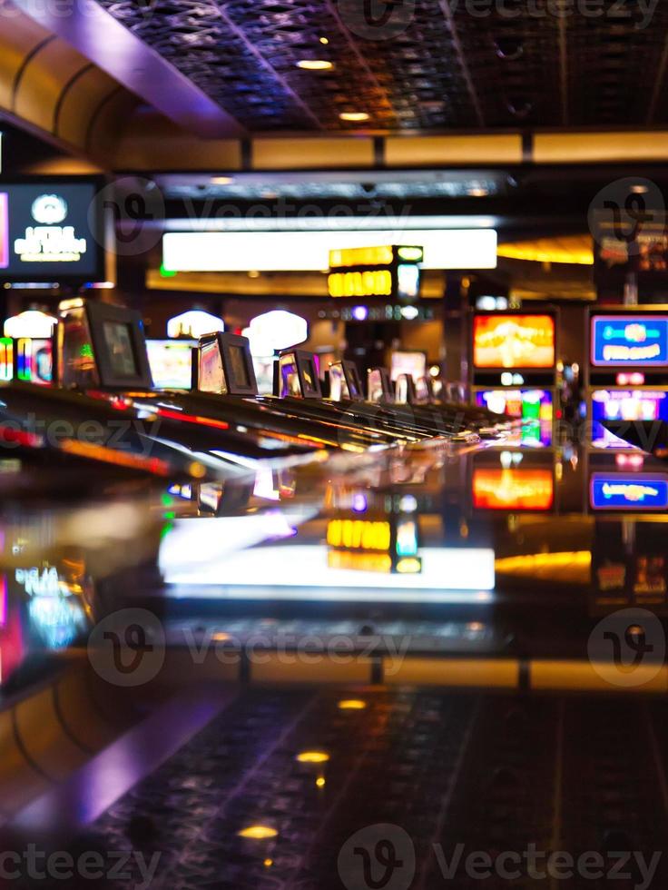 máquinas de casino en el área de entretenimiento por la noche foto