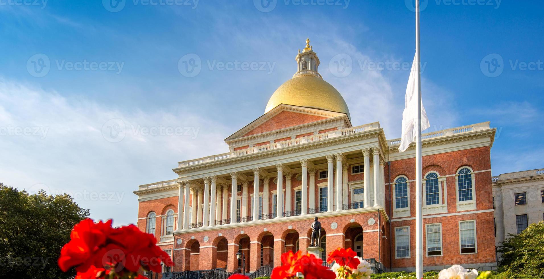 antigua casa del estado de massachusetts en el centro histórico de la ciudad de boston, ubicada cerca de beacon hill y freedom trail foto