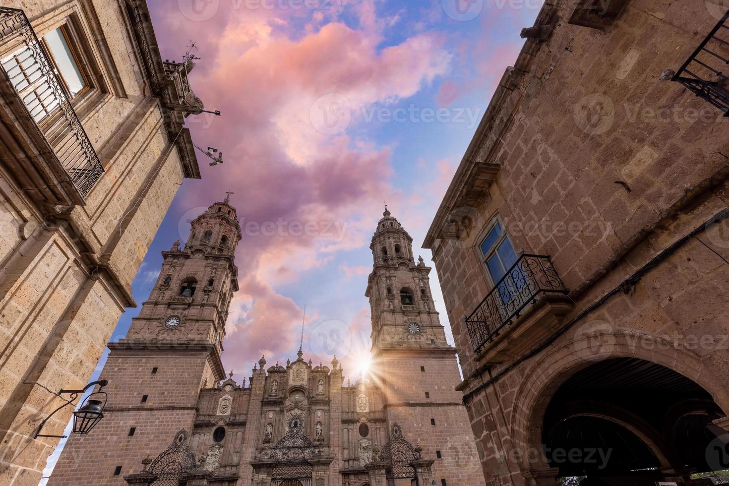 méjico, morelia, destino turístico popular catedral de morelia en la plaza de armas en el centro histórico foto