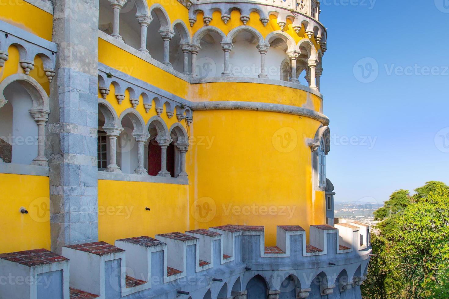 pintoresco parque colorido y palacio nacional de pena en sintra, portugal foto