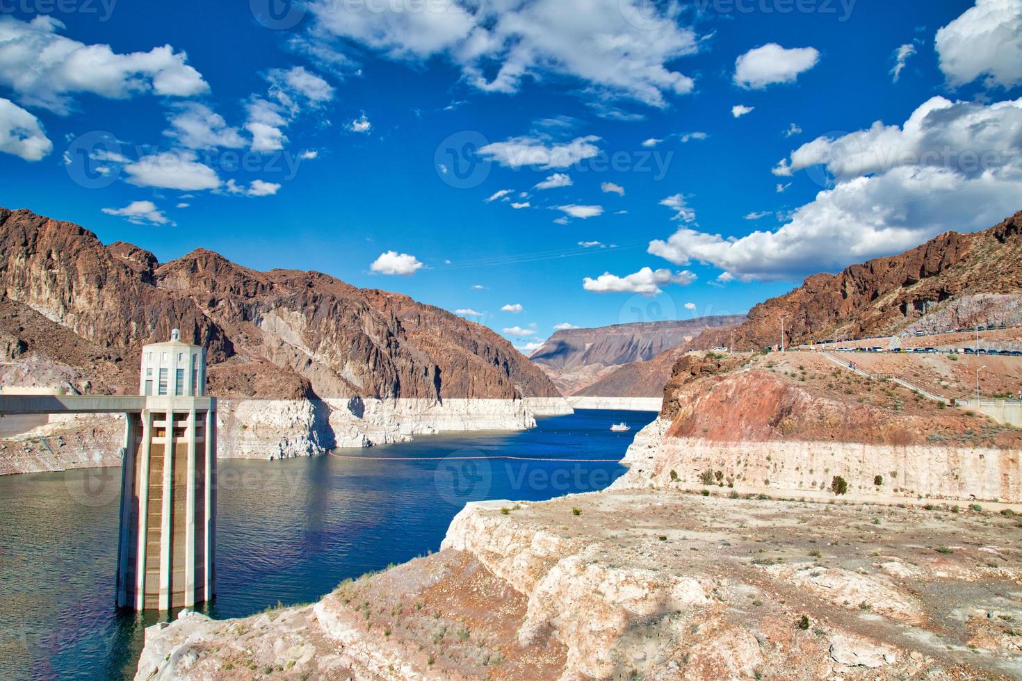 Torres de energía de la presa Hoover y embalse foto