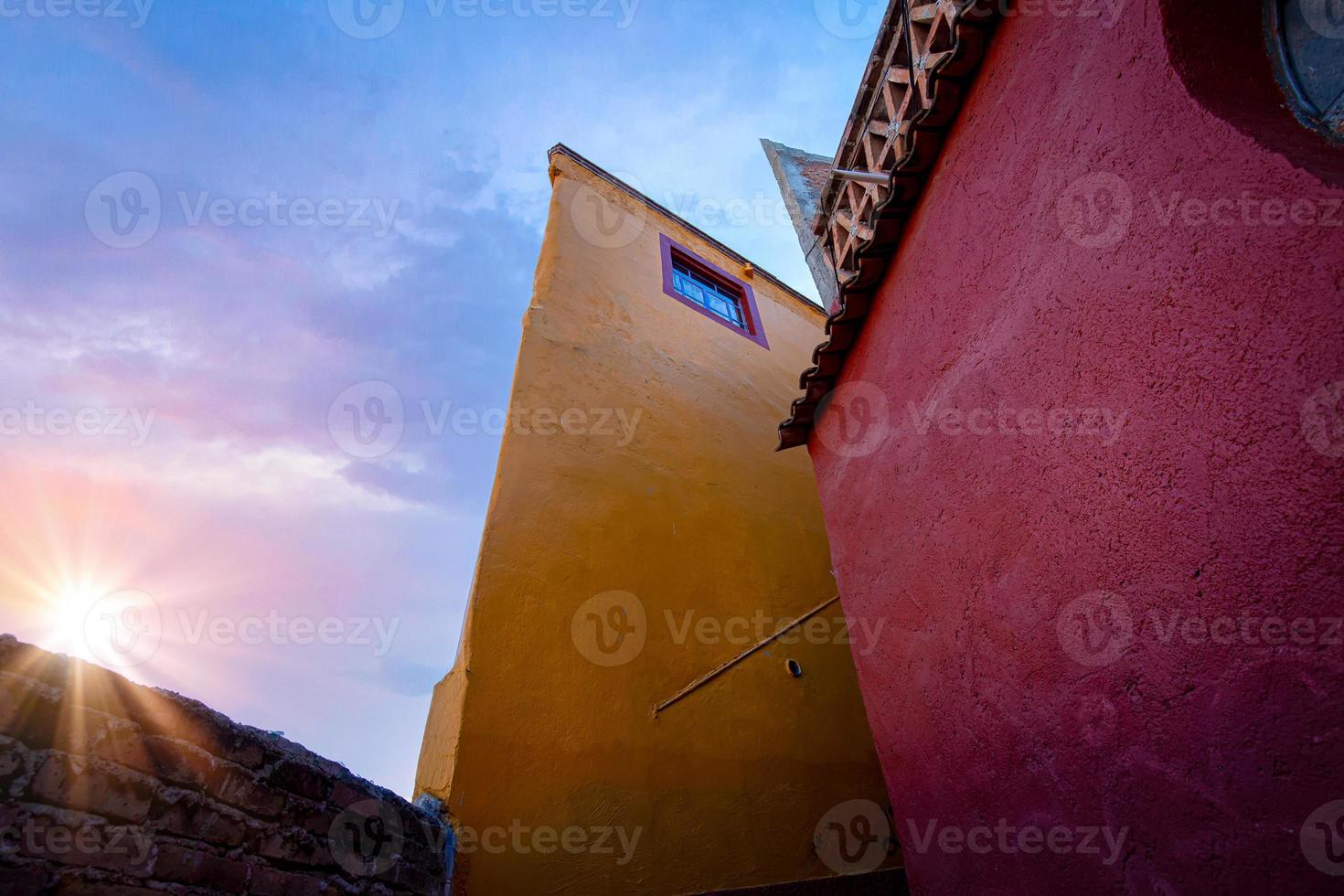 guanajuato, méxico, coloridas calles coloniales y arquitectura en el centro histórico de guanajuato foto