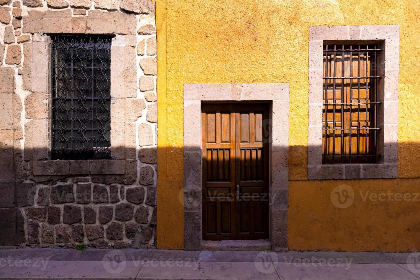 méxico, atracción turística de morelia calles coloridas y casas coloniales en el centro histórico foto