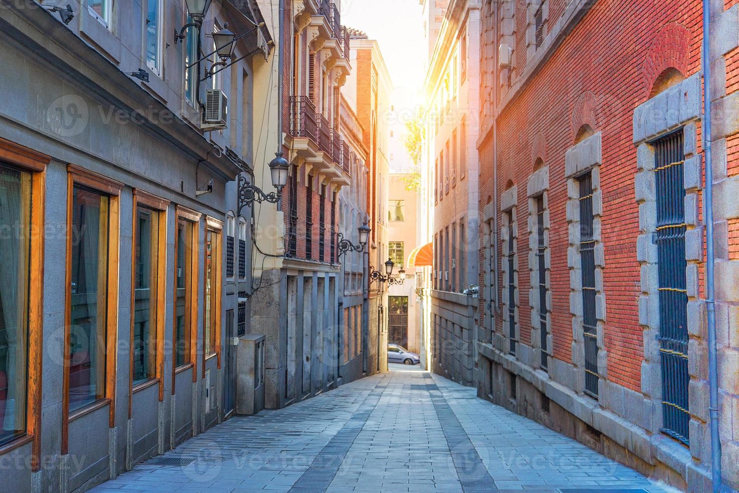 coloridas calles estrechas de madrid en el centro histórico de la ciudad foto