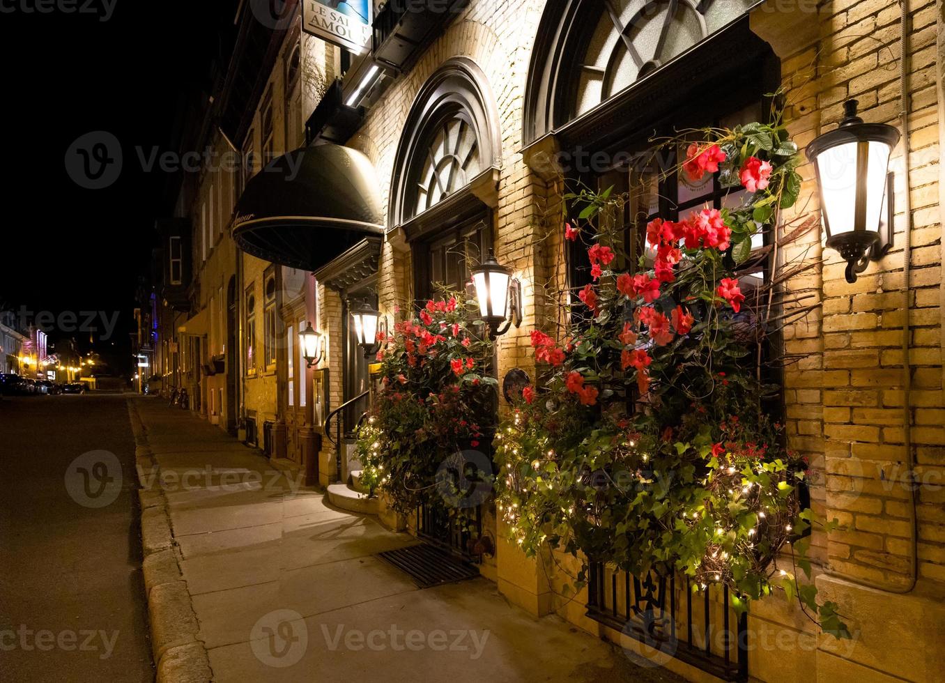 antiguas atracciones turísticas de la ciudad de quebec de la ciudad alta del centro histórico de la ciudad con distrito comercial, cafés y restaurantes y arquitectura francesa antigua foto