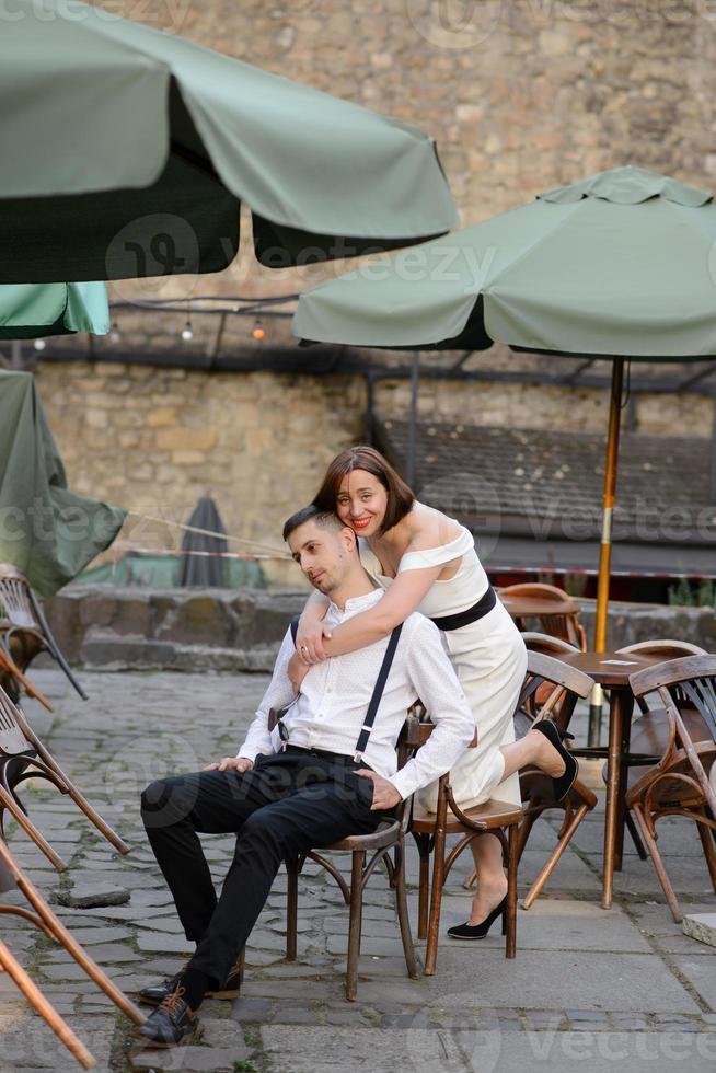 hermosa pareja elegante en una cita en las calles de la ciudad vieja. foto