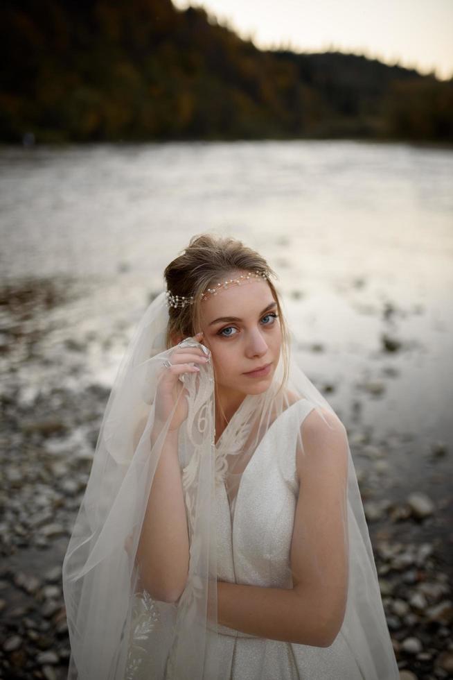 retrato de una joven y hermosa novia con velo. foto