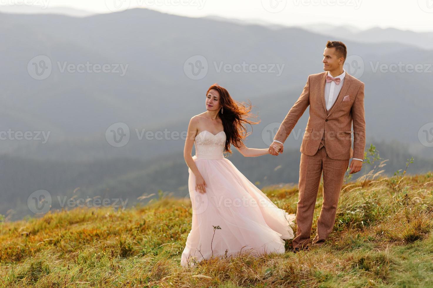 la novia y el novio. sesión de fotos en las montañas.