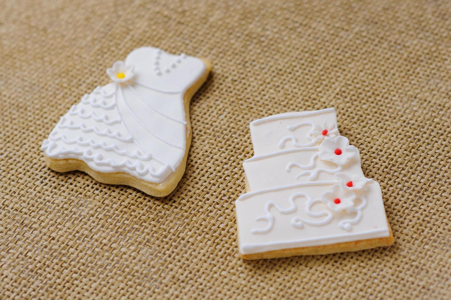 galletas en forma de vestido de novia y pastel foto