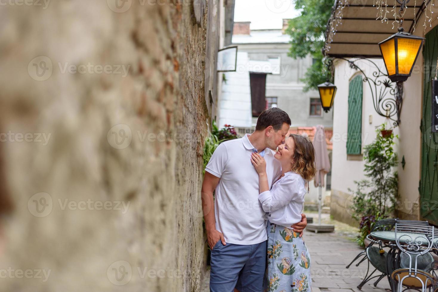 una pareja enamorada en las calles del puente viejo foto