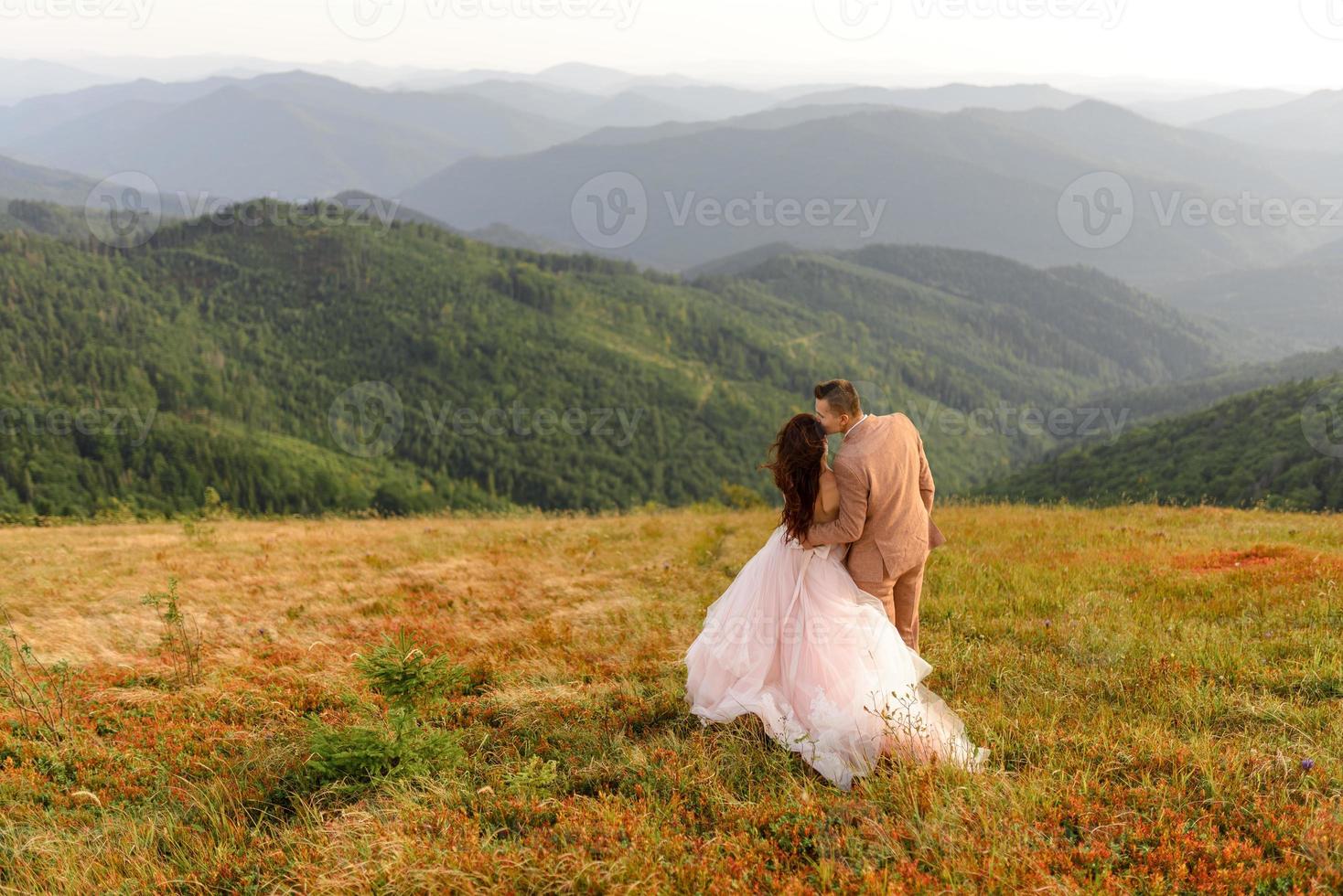 la novia y el novio. sesión de fotos en las montañas.