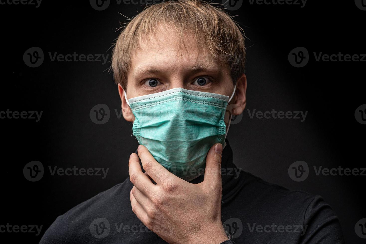 el hombre con una máscara médica se está asfixiando. foto