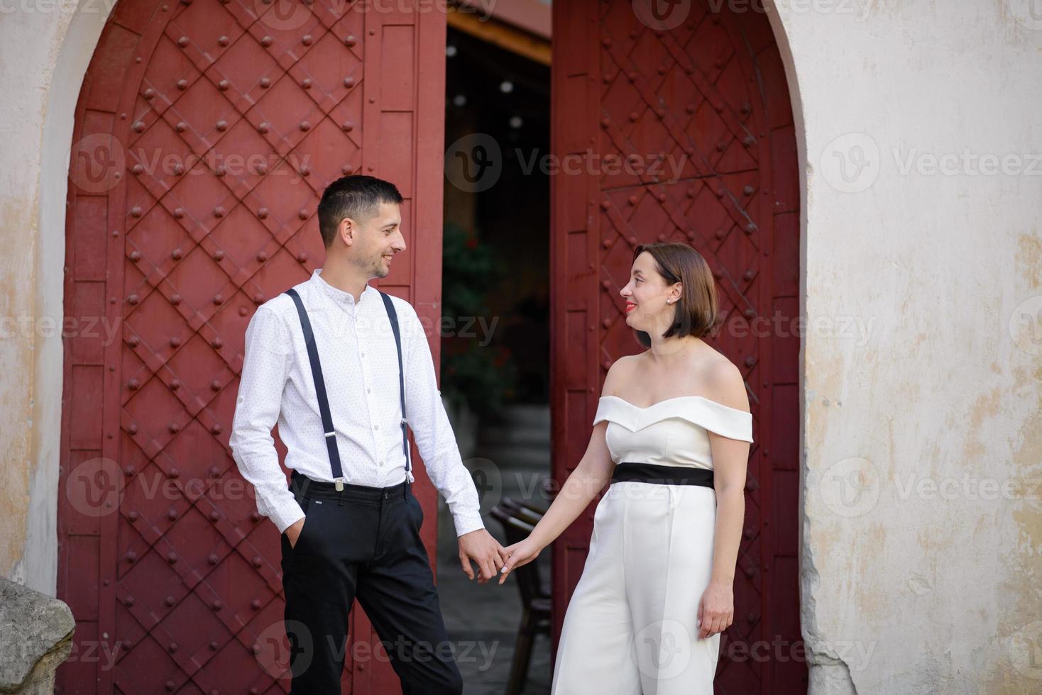 hermosa pareja elegante en una cita en las calles de la ciudad vieja. foto