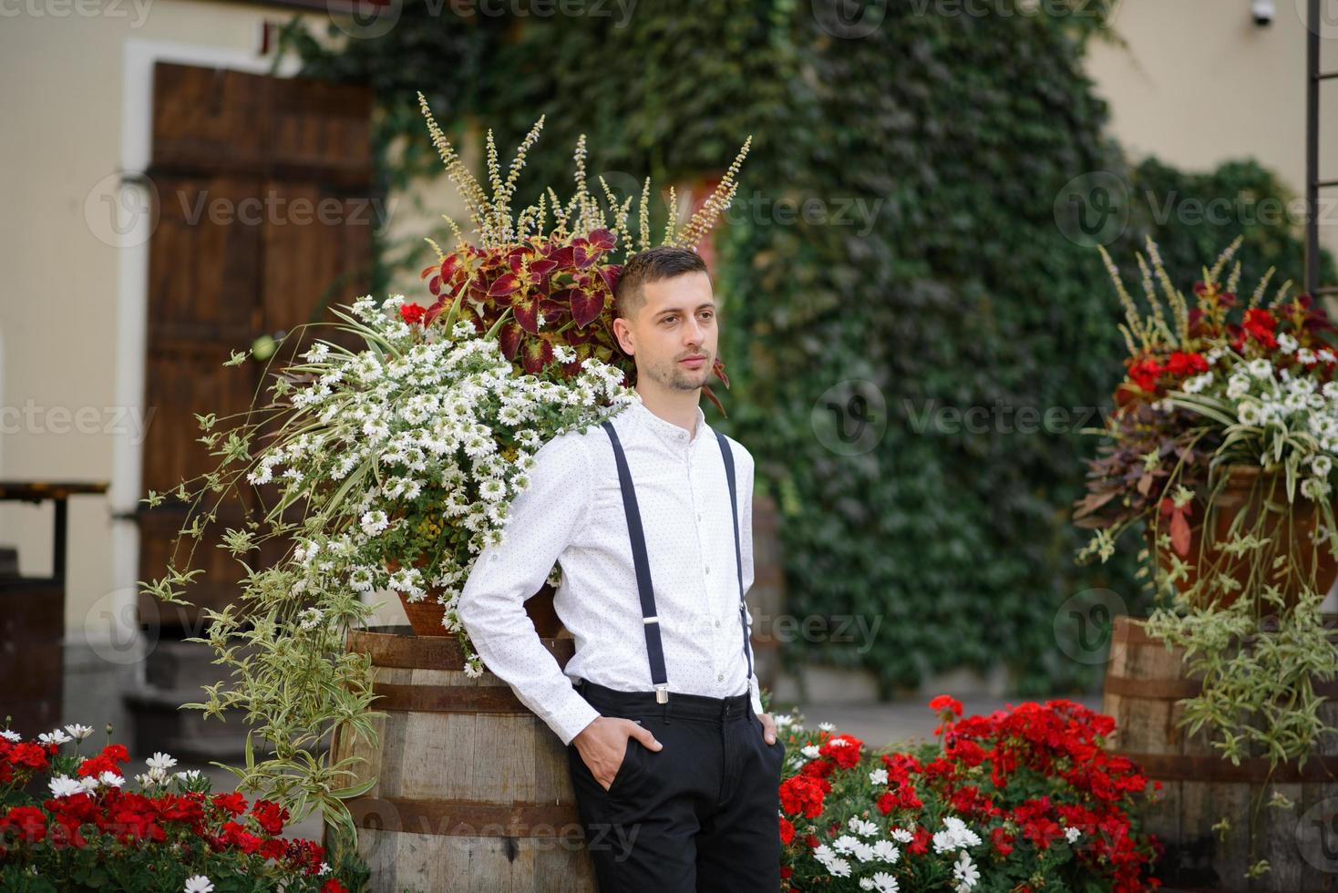 hermosa pareja elegante en una cita en las calles de la ciudad vieja. foto