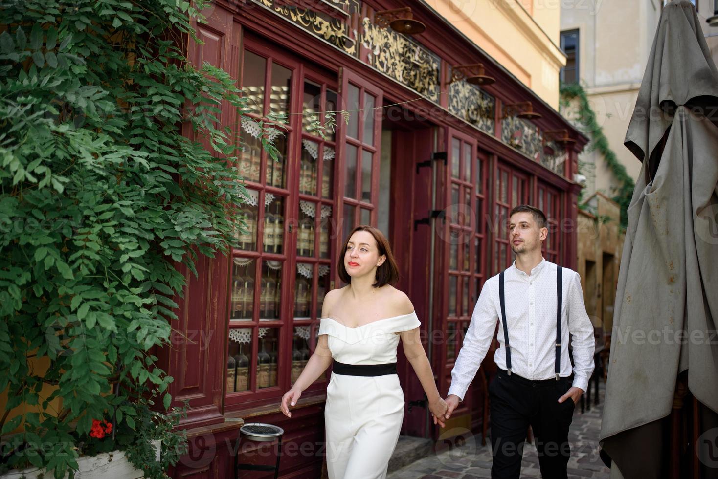hermosa pareja elegante en una cita en las calles de la ciudad vieja. foto