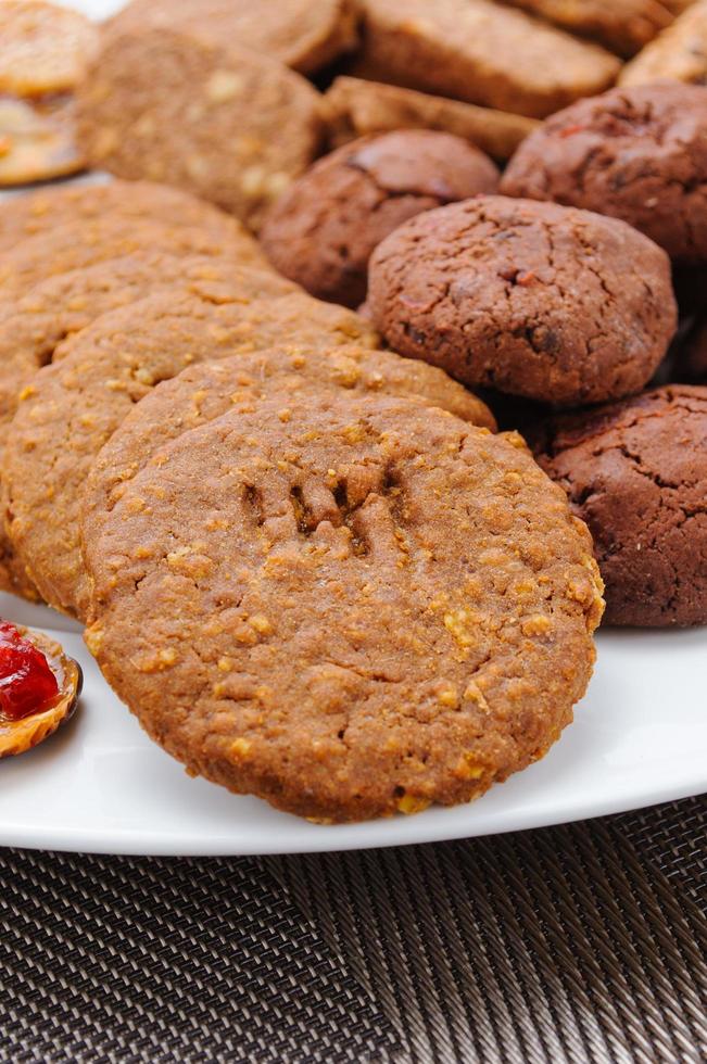 muchos tipos diferentes de galletas yacen en un plato foto