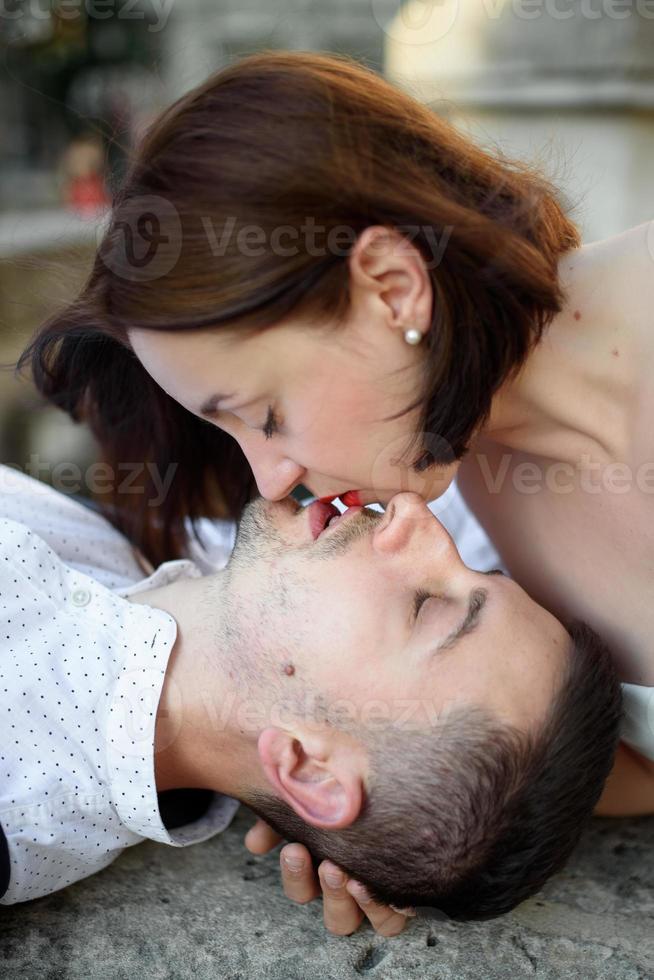 hermosa pareja elegante en una cita en las calles de la ciudad vieja. foto