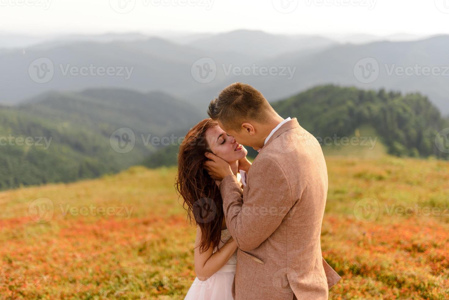 la novia y el novio. sesión de fotos en las montañas.