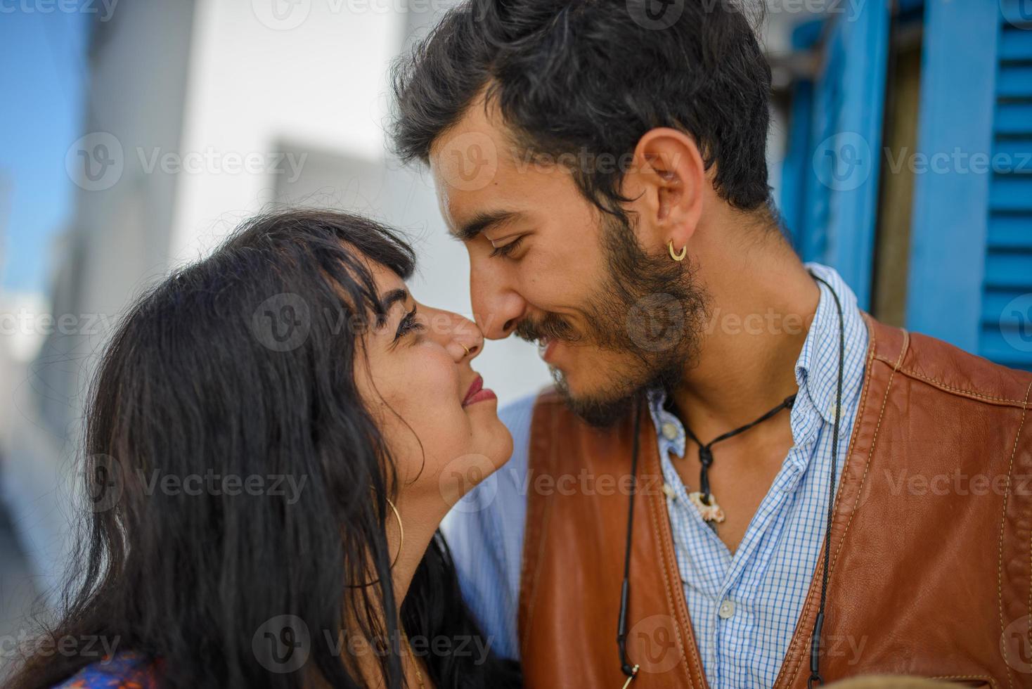 un hombre y una mujer se abrazan contra el telón de fondo de la roca skaros en la isla de santorini. el pueblo de imerovigli. foto