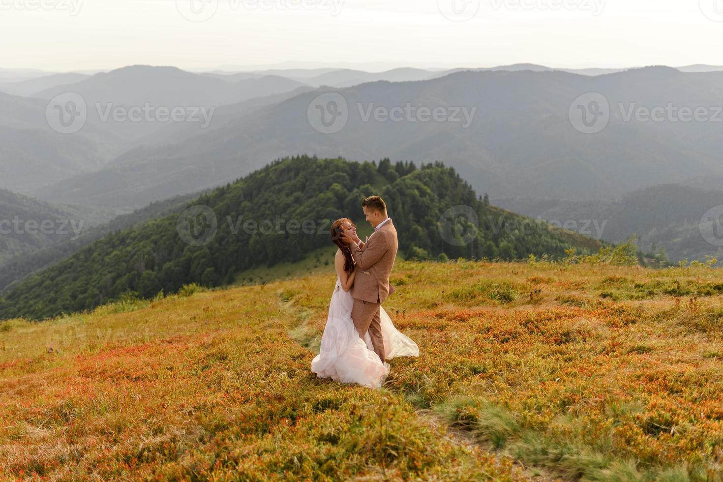 la novia y el novio. sesión de fotos en las montañas.