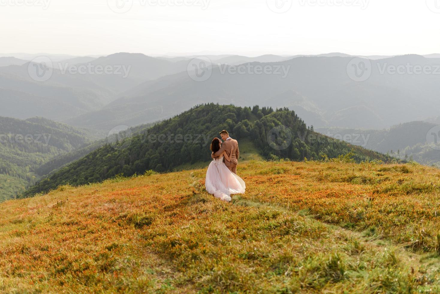 la novia y el novio. sesión de fotos en las montañas.