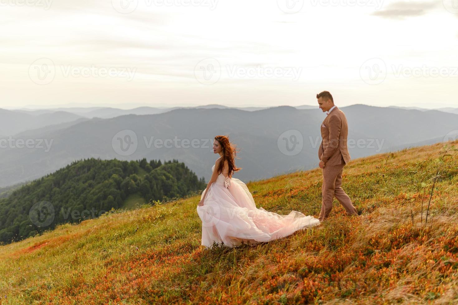 la novia y el novio. sesión de fotos en las montañas.