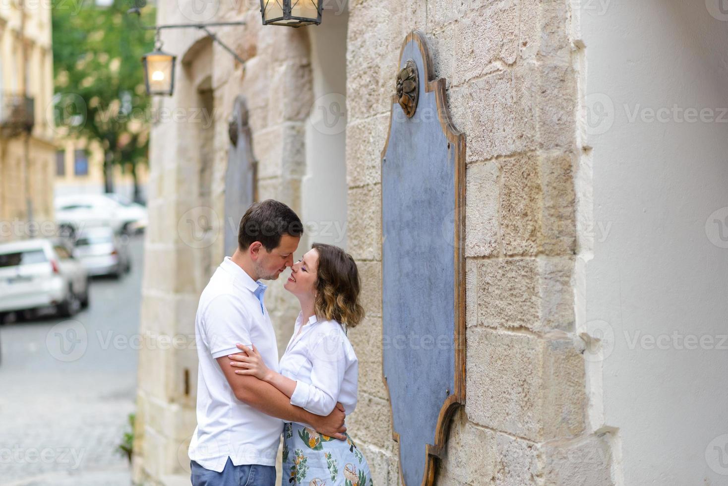 una pareja enamorada en las calles del puente viejo foto