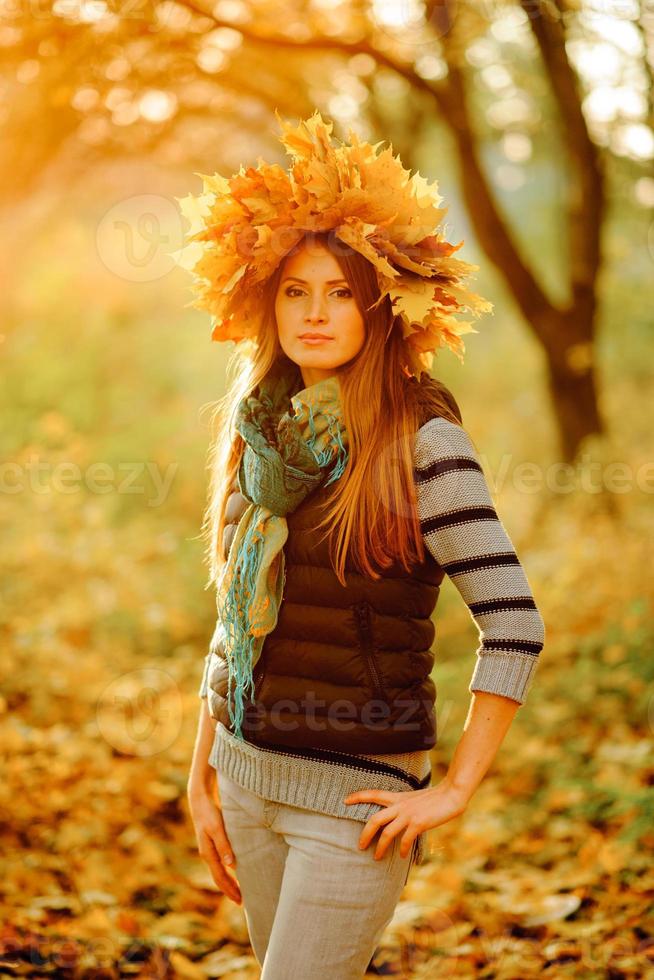 retrato de una joven en el parque de otoño. foto