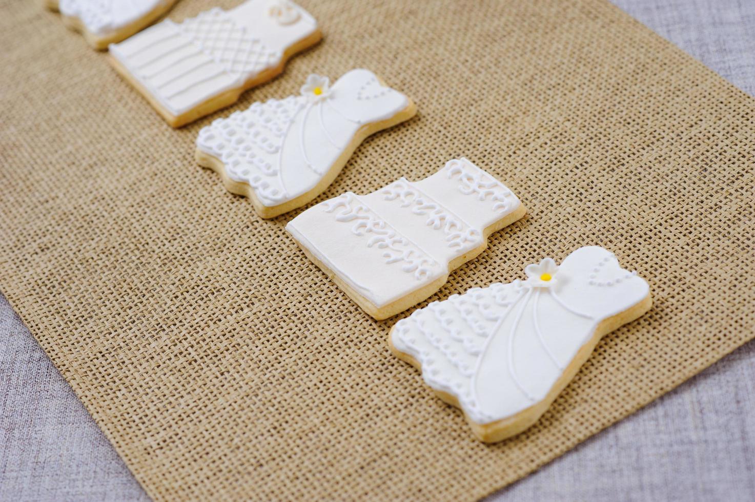 galletas en forma de vestido de novia y pastel foto