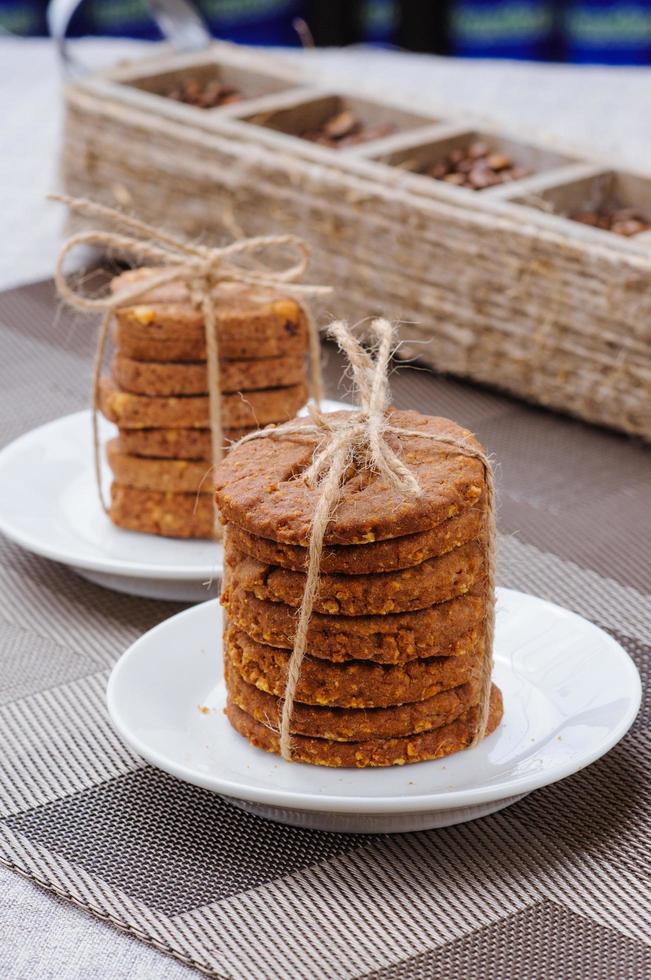 muchos tipos diferentes de galletas yacen en un plato foto