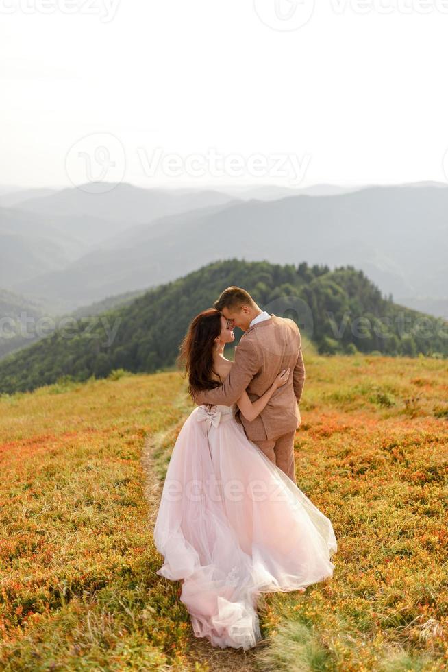 la novia y el novio. sesión de fotos en las montañas.