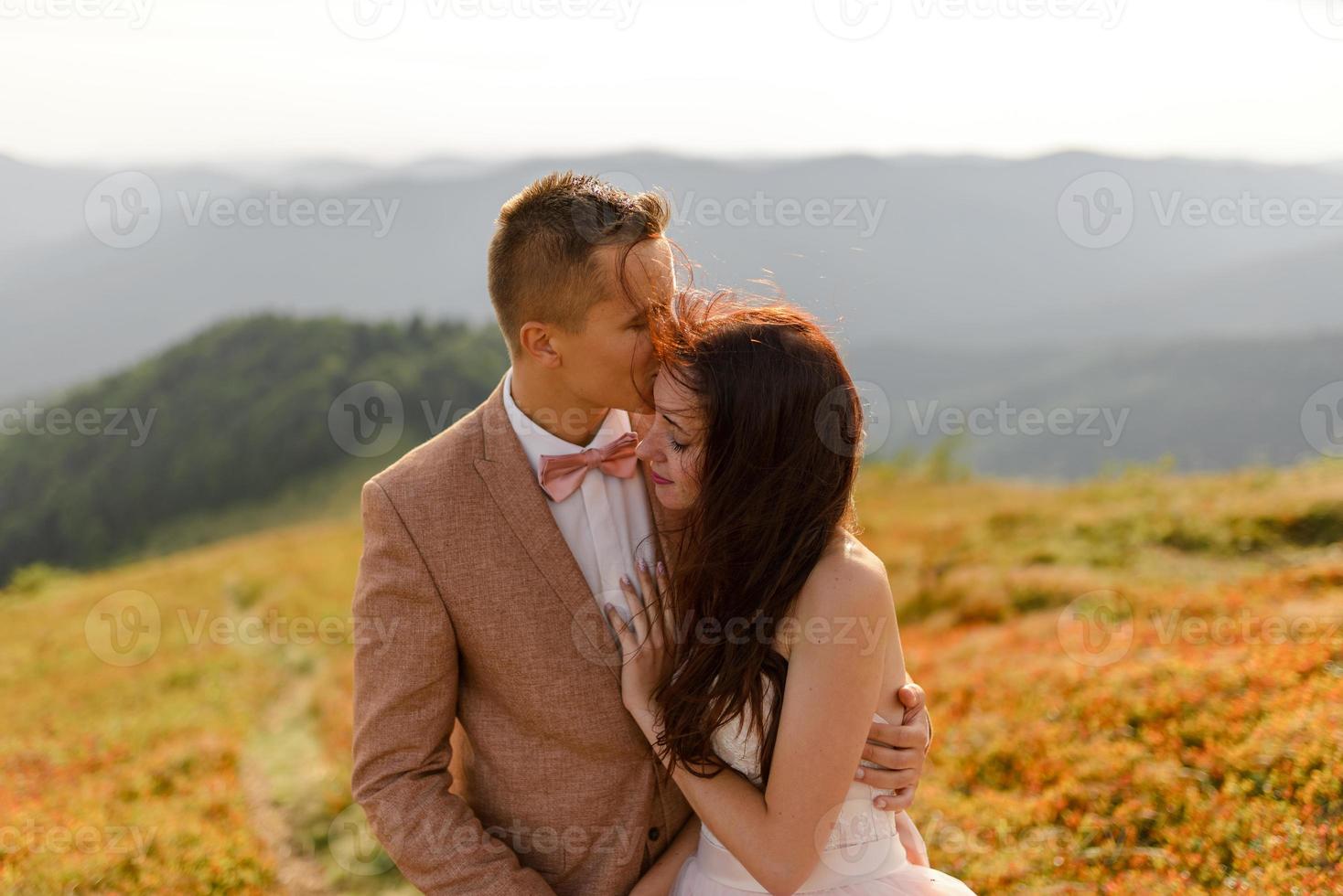 la novia y el novio. sesión de fotos en las montañas.
