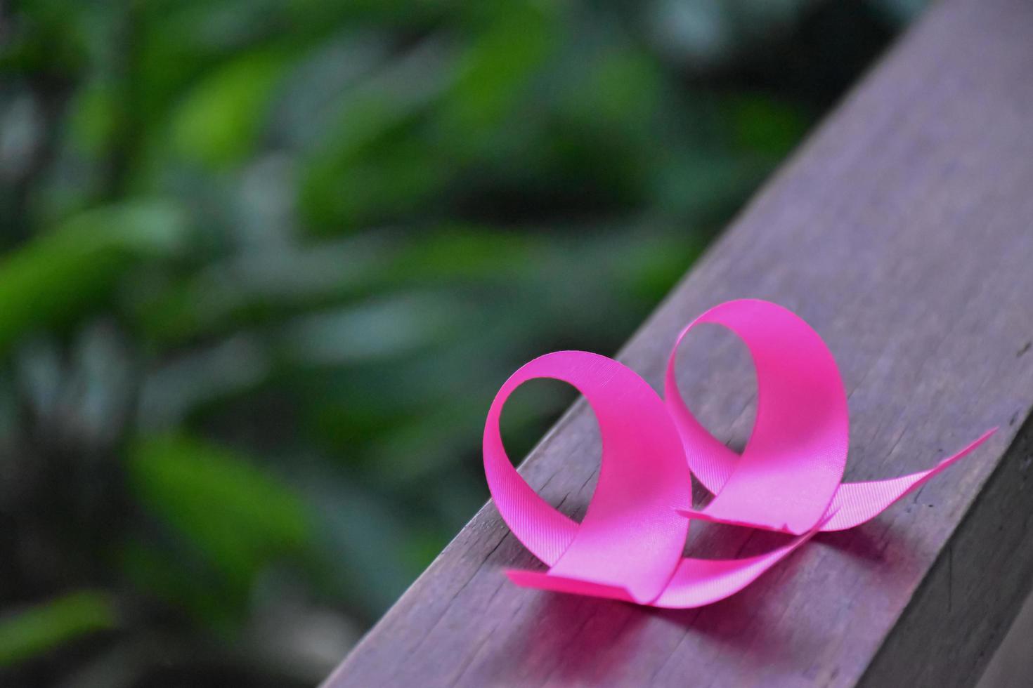 cinta rosa, símbolo de la campaña contra el cáncer de mama. foto