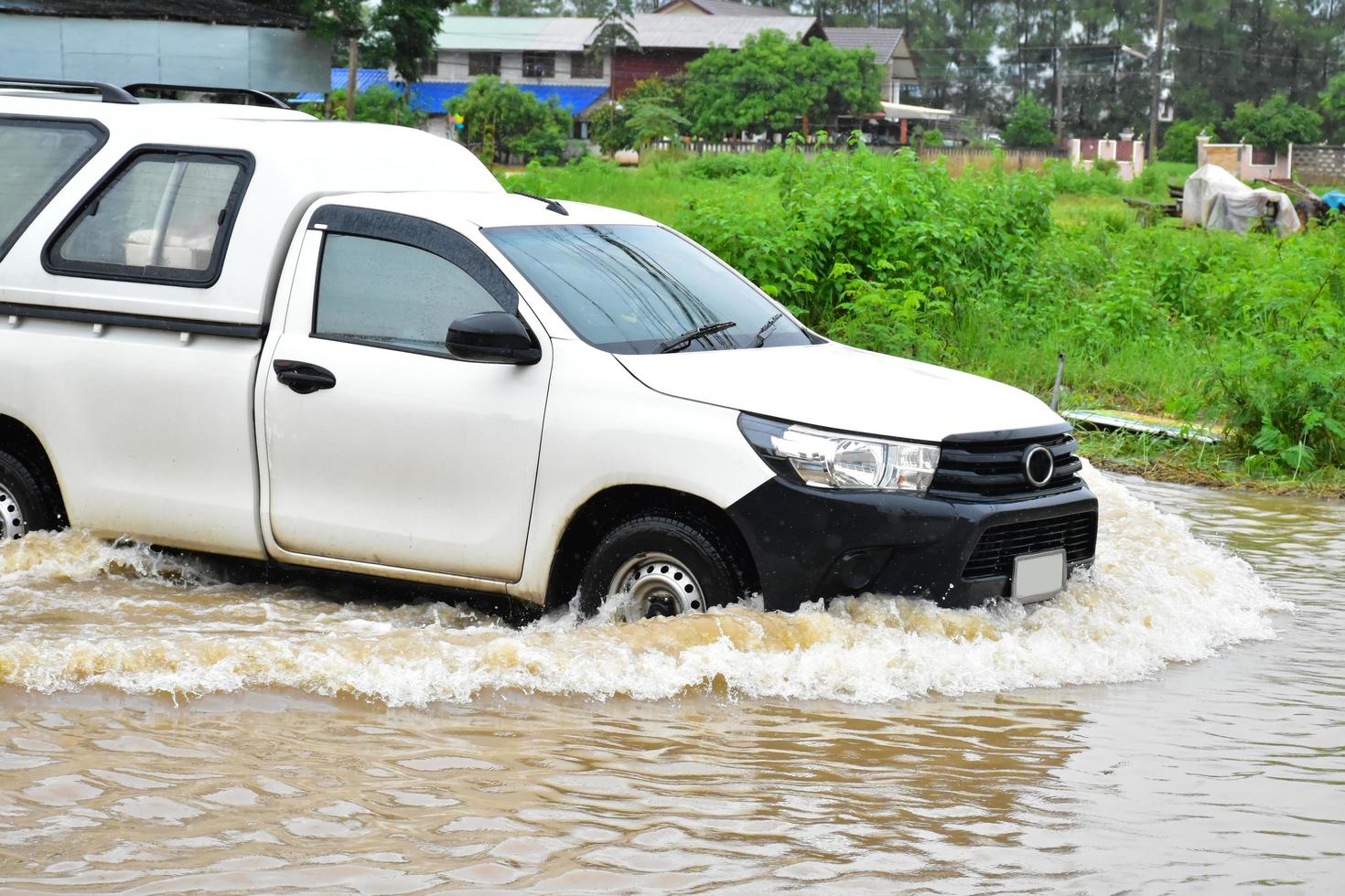 camioneta y vehículo en aguas de inundación, seguro de automóvil y concepto de situación peligrosa. foto