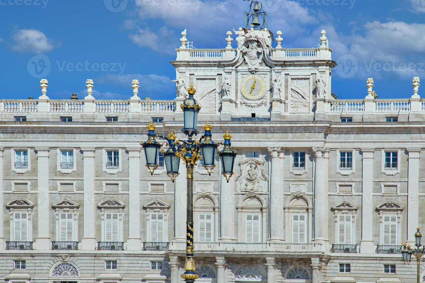 famoso palacio real en madrid en el centro histórico de la ciudad, la residencia oficial de la familia real española foto