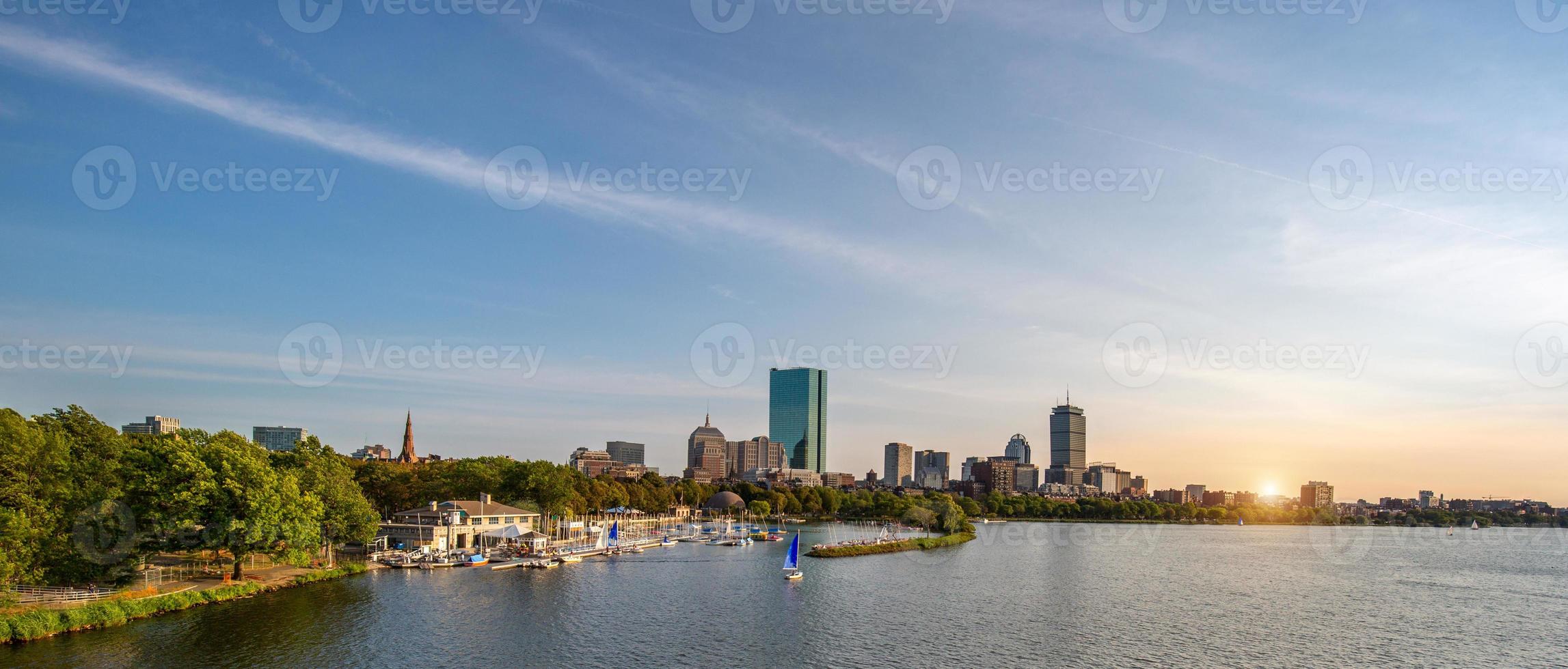 vista panorámica del centro de la ciudad de boston y del centro histórico desde el emblemático puente longfellow sobre el río charles foto