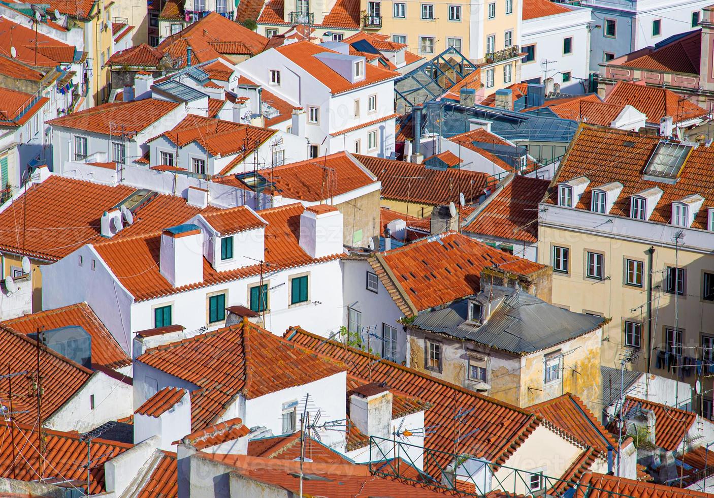 portugal, calles de lisboa y el horizonte de la ciudad visto desde el mirador de alfama foto
