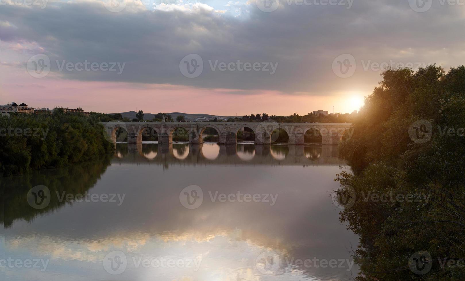 puente romano en el corazón de la parte histórica de córdoba con la catedral de la mezquita cerca foto