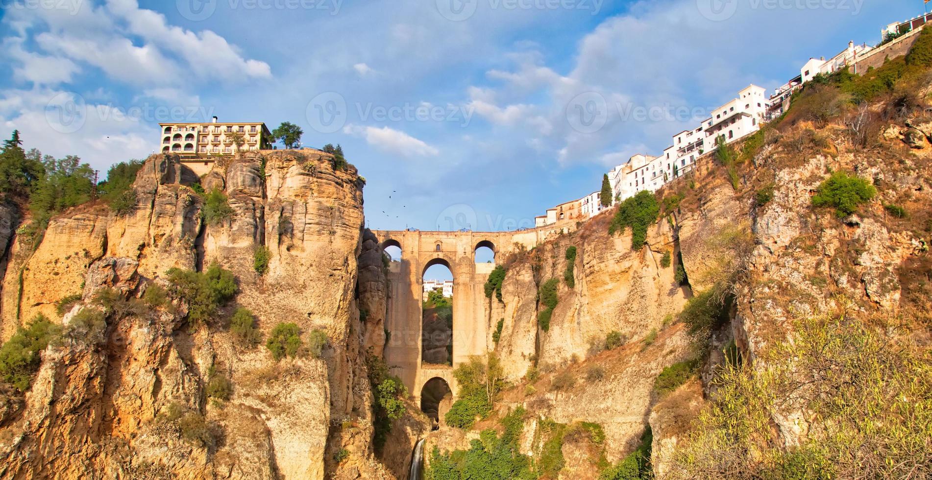 Arco del famoso puente nuevo en el centro histórico de la ciudad de ronda foto