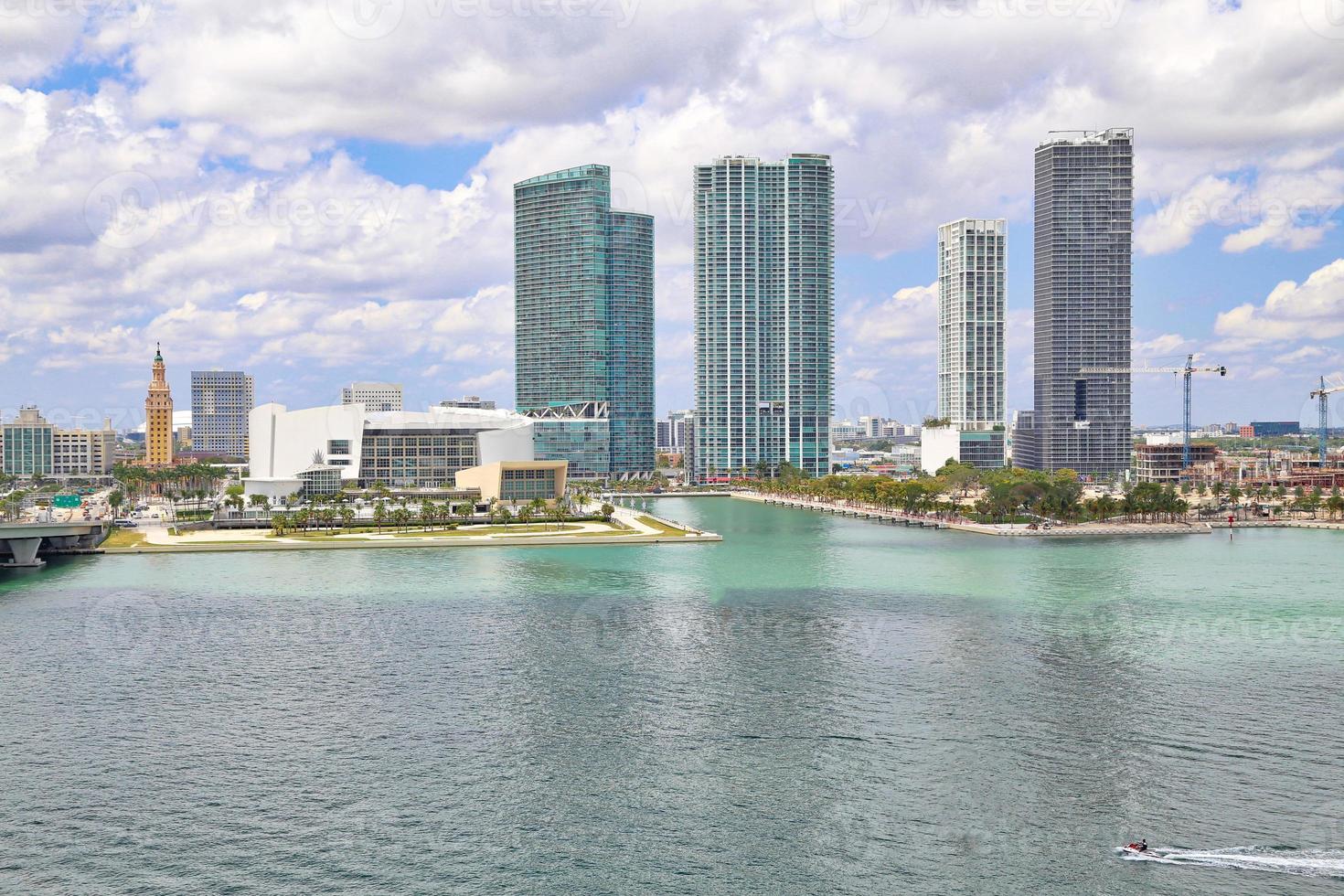 estados unidos, puerto de miami en un día soleado foto