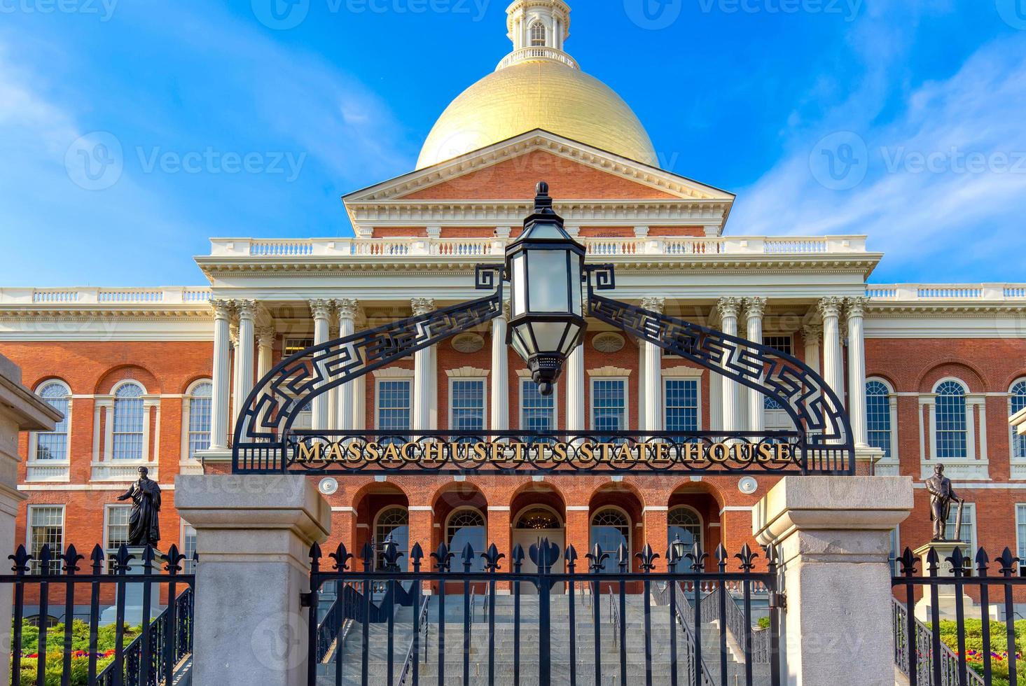 antigua casa del estado de massachusetts en el centro histórico de la ciudad de boston, ubicada cerca de beacon hill y freedom trail foto