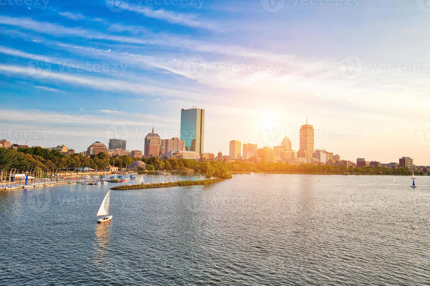 vista panorámica del centro de la ciudad de boston y del centro histórico desde el emblemático puente longfellow sobre el río charles foto