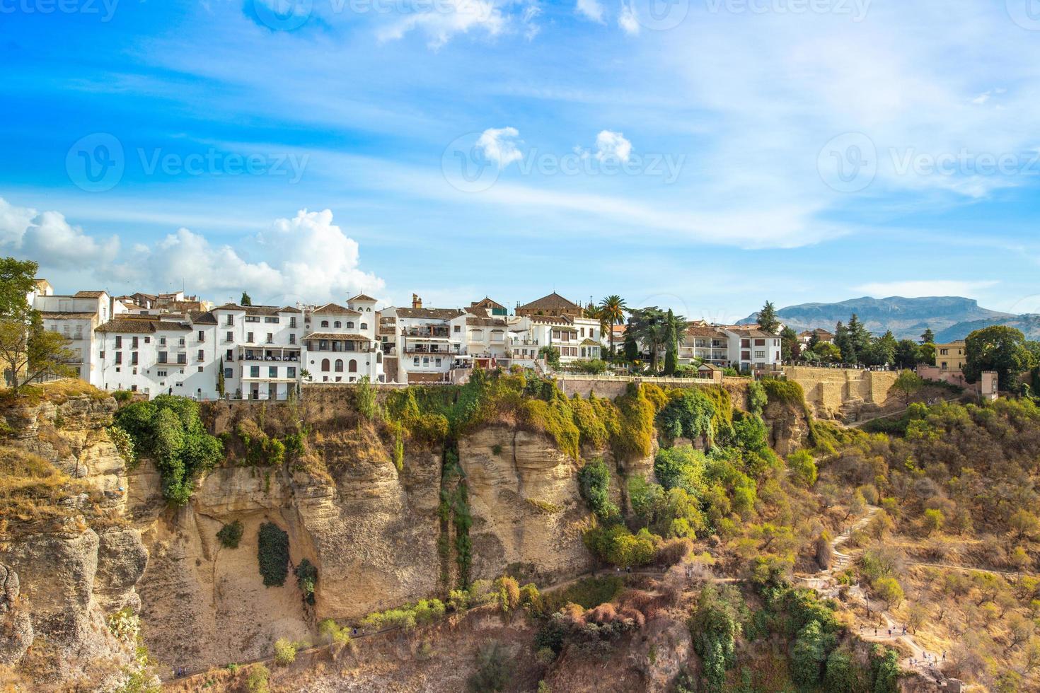 famosos restaurantes de ronda y casas coloniales con vistas al pintoresco desfiladero y al puente puente nuevo foto