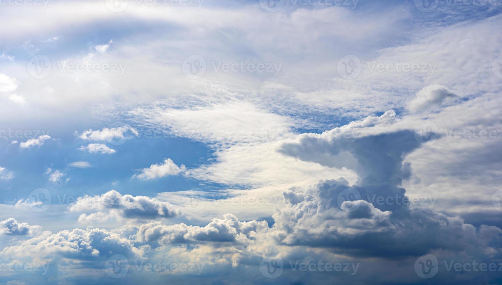 el cielo es azul brillante con hermosas nubes esponjosas. cielo azul con nubes el cielo es azul brillante con hermosas nubes esponjosas. cielo azul con nubes foto