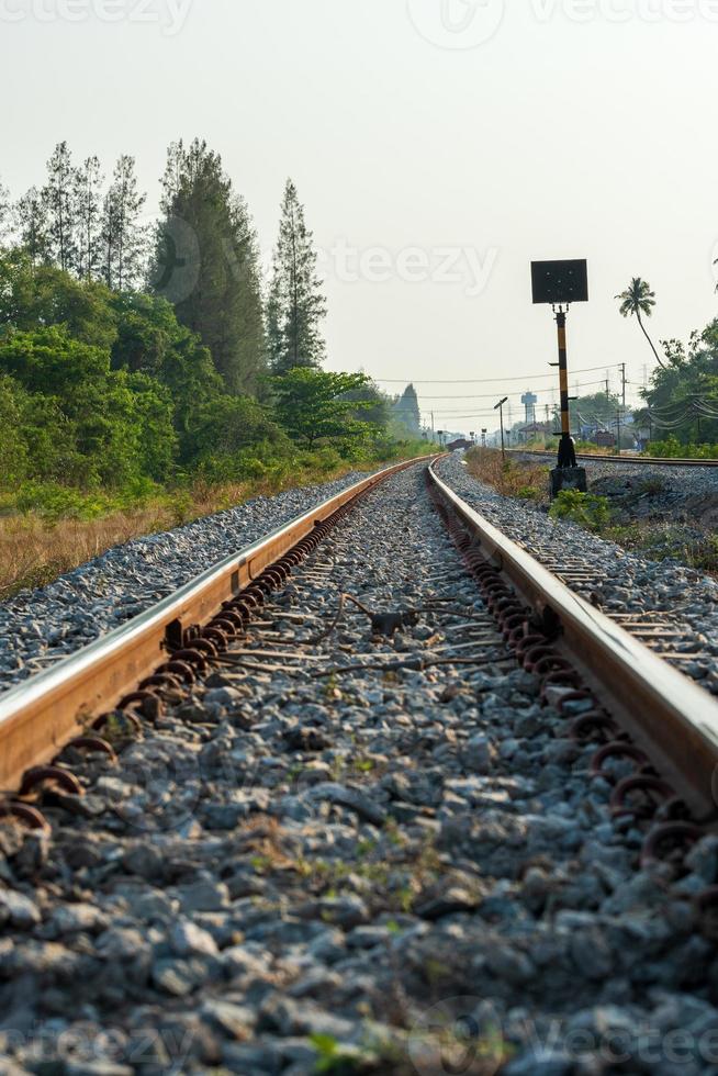 ferrocarril en el paisaje rural de tailandia foto
